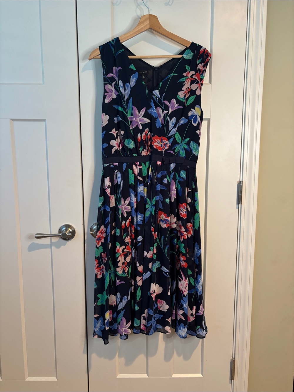 Talbots Navy Floral Sleeveless V-Neck Midi Dress Womens 8 size medium euc - Picture 3 of 7